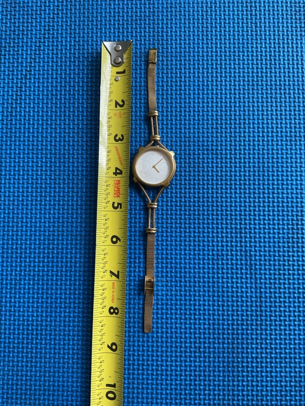 D&G Watch Gold-Tone Women's Fashion Wristwatch - Elegant Mesh Bracelet